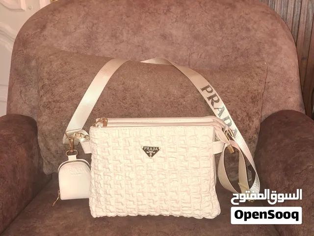 اذا كنت تبحثين عن حقائب وجزادين باحدث الموديلات والاشكال فأنتي في المكان الصحيح