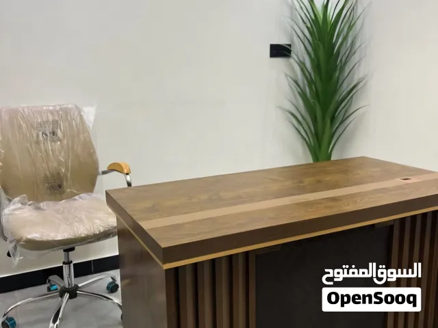 ميز مكتبي مستعمل شهر واحد فقط للبيع