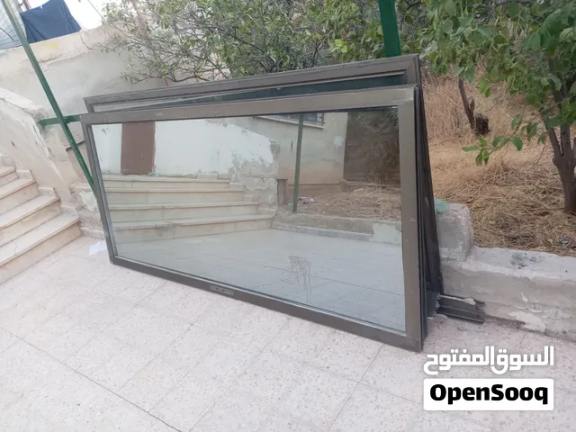 باب الالمنيوم نظيف