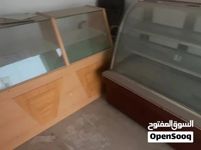 طاولة وثلاجة