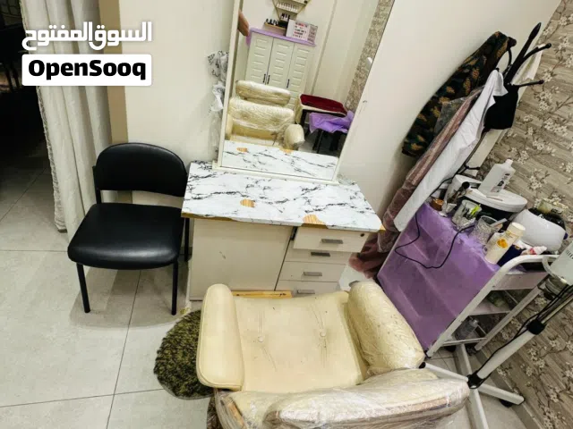 تواليت + كرسي مكياج  للبيع