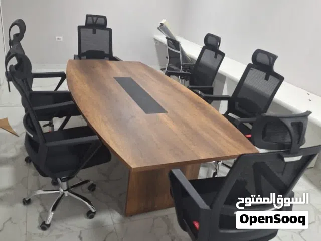 طاولات اجتماعات بعدة تشكيلات ومقاسات