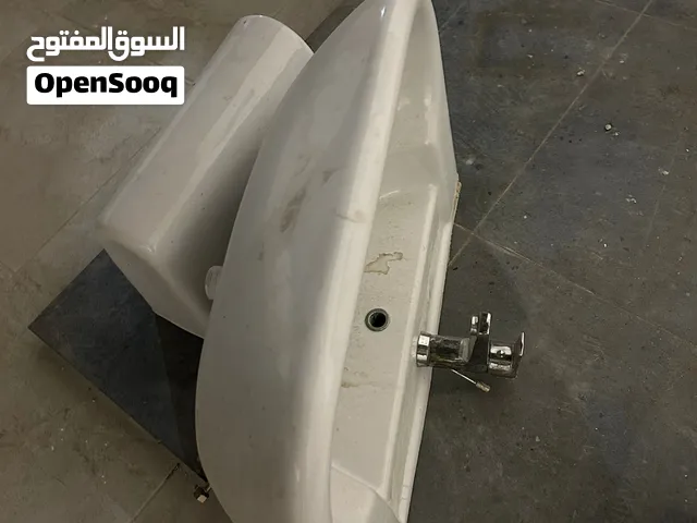 مغسلة مع القاعدة
