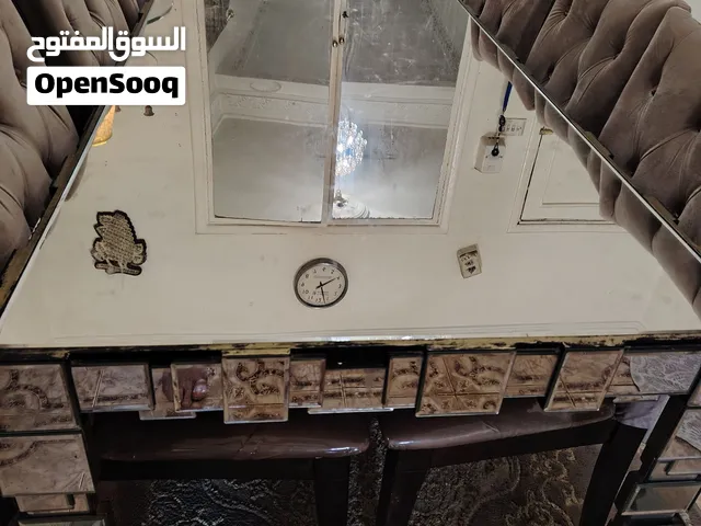 طاوله طعام + ديب فريزر ونسا + مرايه مع كونسول