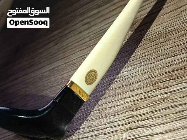نظارة شمسية أنيقة من ماركة Dana Buchman  التصميم: إطار أسود فاخر مع أذرع باللون العاجي ولمسة ذهبية