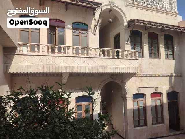 بيت عربي كبير في باب الحديد مع جنينة مرخصة للبناء