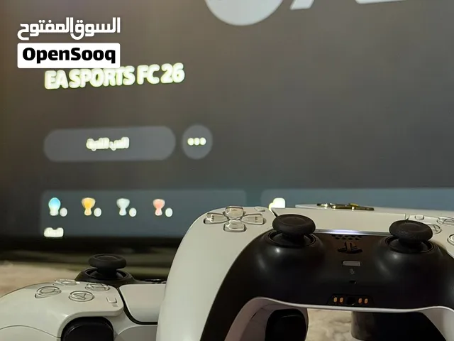 بلايستيشن سوني 5 مع جهازين اصليات نظيفه.