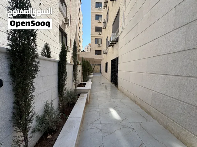 شقة شبه ارضي شمال مع ترس عملاق 180م للبيع في دير غبار