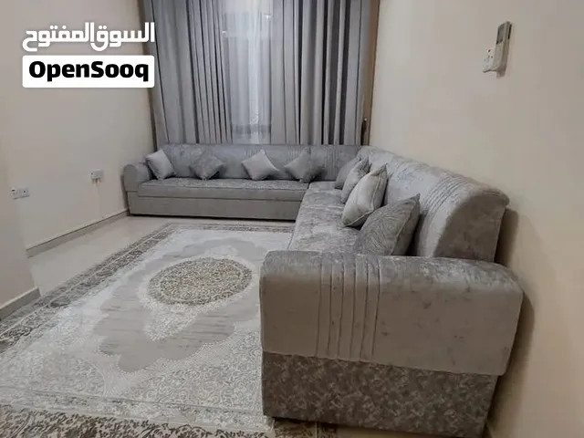 طقم كنب كورنر بحالة جيدة للبيع مع طاولة وسط وطاولة تلفاز وسجادة 950 درهم