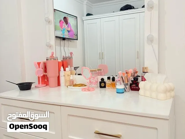 تسريحة و ترولي مرايا وجزمة اسبورت جديدة وبوت وترابيز مرايا وسرير