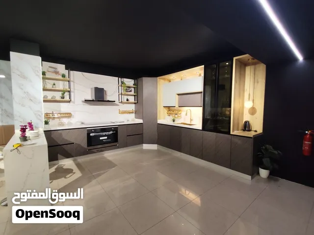 مطبخ المنيوم جديد في المعرض  السعر شامل الاكسوارت والرخام  المقسات 3.9*3.7