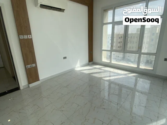 شقة فندقية راقية ومؤجرة للبيع بالحيل الجنوبية خلف استاذ السيب وبالقرب من دوار مزون