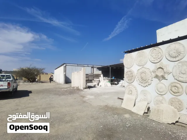 مبنى صناعي للبيع في ولاية عبري صناعية الطيب العراقي مساحة 180 متر عبارة عن سبعة محال تجارية مع غرف