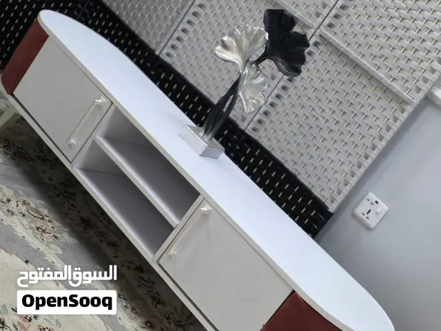 ميز شاشة بيضوي بتصميم  مناسب لمختلف أحجام الشاشات  الطول: 160 سم  السعر: 110