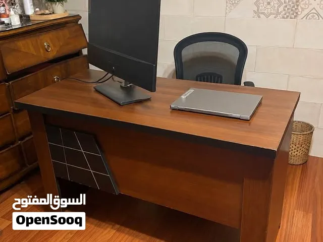 مكتب أنيق مع كرسي مريح للبيع