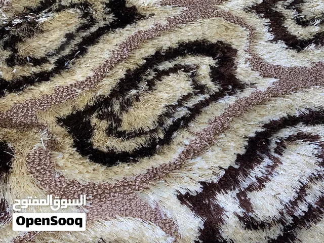 سجاد للبيع نظيف  البيج مساحاته 4X7 القهوي 4X8 ومعاه قطعة لونها قهوي 4X2