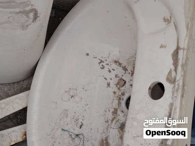 مجلى أو مغسلة حمام خزفية (خزف/بورسلان) مع القاعدة الأرضية الكاملة الخاصة بها.