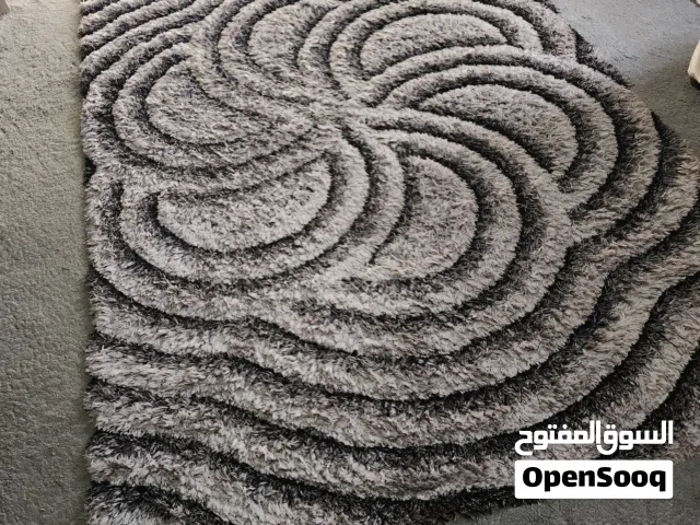 سجاد شعر ثقيل بحاله ممتازه اسود مع رمادي