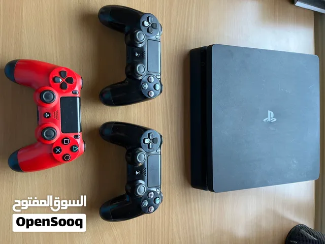 بلايستيشن 4 سلم (ps4 slim) بحالة ممتازة، مع ثلاث ايادي ثنتين اصليات.
