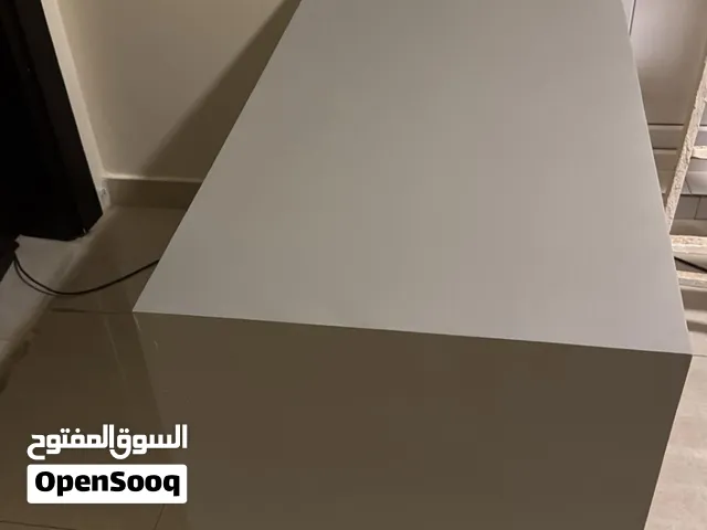 طاولة مكتبيه