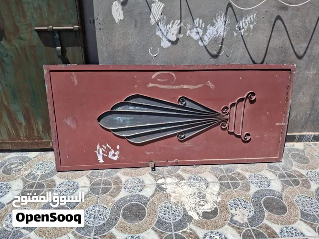 باب حديد نظيف بالقفص للبيع