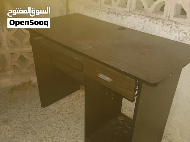 مكتب مناسب للبلايستيشن والدراسة بحالة ممتازة