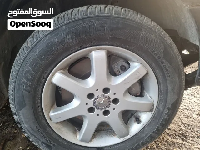 عدد 2 رنج اصلى من مرسيدس مقاس 17 انش الرنات بحالة ممتازة جدا ومركب عليهم إطارات Goodride 275/65R17