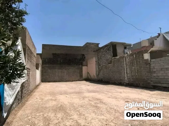 قطعه عرض ملك صرف 50 متر والنزال 10 مع تشجير 20 متر يعني الكلي 70 متر البلديات شارع المصرف حي العلماء