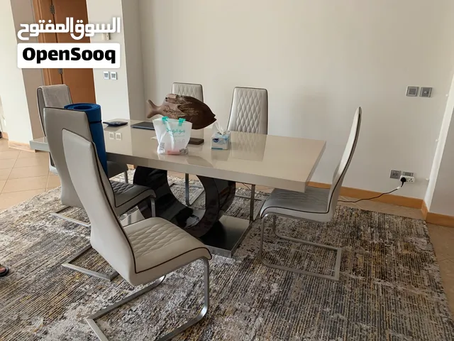 طاولة طعام مع ست كراسي