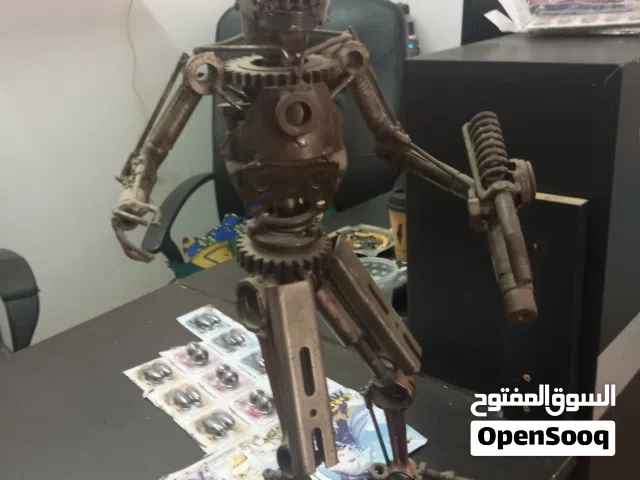 قطعه فنيه صناعه يدويه مصنوع من قطع الموتورسايكل  لايوجد منه الا قطعه واحده ، الصانع غير معروف