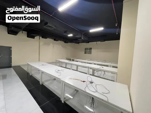 طابق تجاري كامل 5,500 قدم2 جاهز للاستخدام موقع مميز بالقرب من قصر الحاكم الراشدية 2
