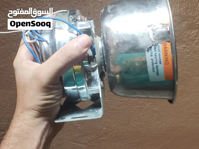 جهاز الدوريات و اصوات الشرطة و الإسعاف مع البوق حقه مع إمكانية اضافة مايك للتحدث من خارج السيارة