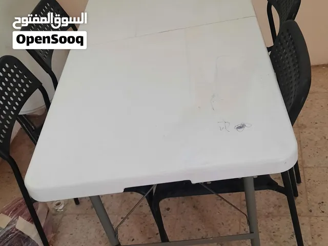 طاولة و كراسي