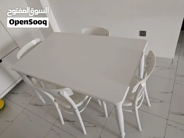 طاولة طعام مع اربع 4 كراسي متينة جدا استعمال قليل  ايكيا شبه جديدة في حالة ممتاز