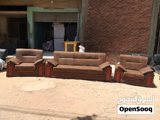 يوجد جميع انواع المكاتب من الاثاث