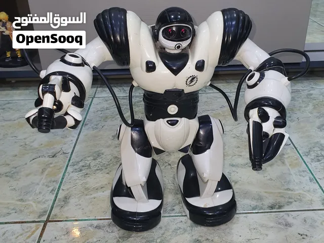 روبوت على الشحن متحرك يغني ويتكلم