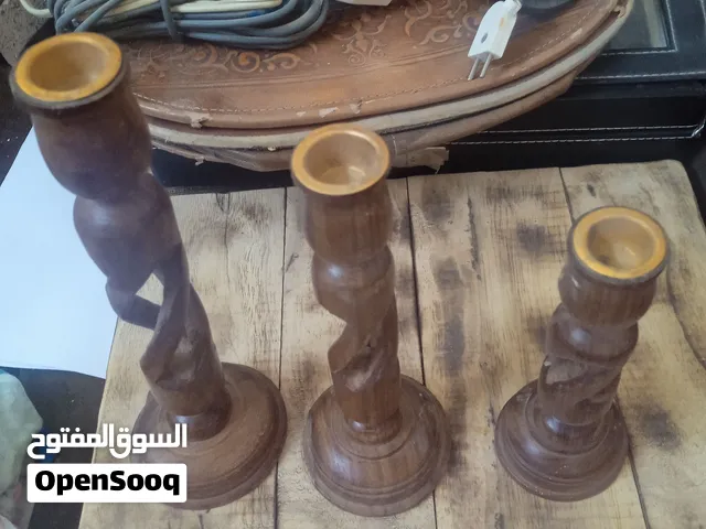 مقتنيات 3 جمعدانات خشب مع هاتف قديم مع برواز بداخله منظر من الالمنيوم
