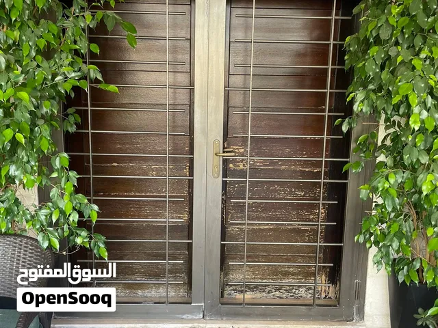 بابين حديد وخشب (درفتين لكل باب)