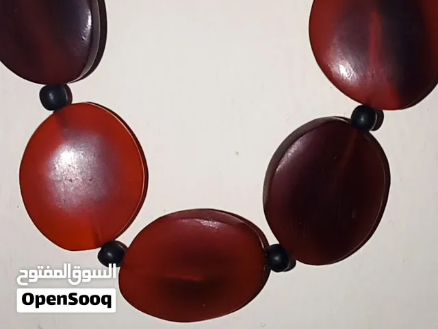 عقد مع اسوارة من قرون ممكن جاموس او غزال او احد ...  ممكن خرتيت احتمال كبير