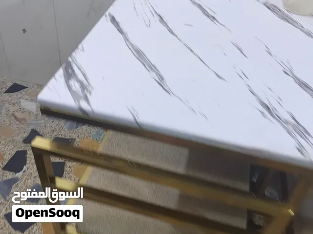 ميز طعام للبيع مابيها اي شي