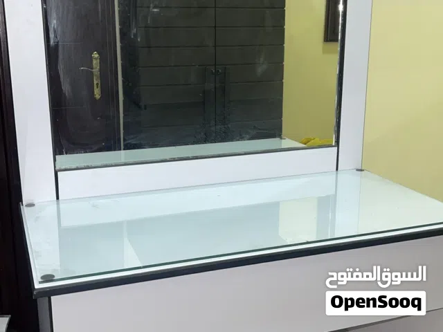 طاولة تسريحة كومدينة للبيع ، صناعة بحرينية