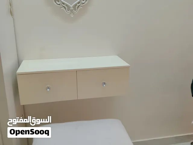 للبيع تسريحه جداريه مع كرسي ومرايه..