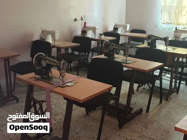 مجموعة من أدوات وتجهيزات مركز تدريب بحالة جيدة،