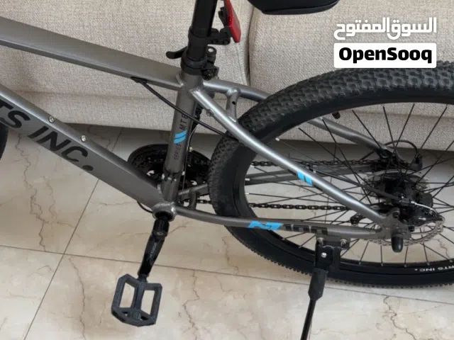 .  السيكل ما في أي شيء ماشي فقط أربعة كيلو نظيف جدا