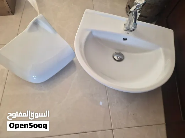 للبيع مغسلة حمام أنيقة بحالة ممتازة جداً! القياسات : 55 ب عمق 45
