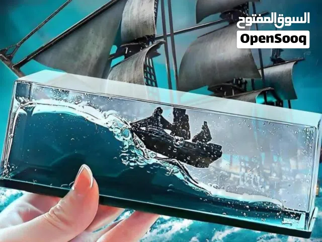 سفينة القراصنة “اللؤلؤة السوداء والسفينة الزرقاء” – مغامرة وفخامة في على مكتبك!  للمزيد شاهد الوصف.