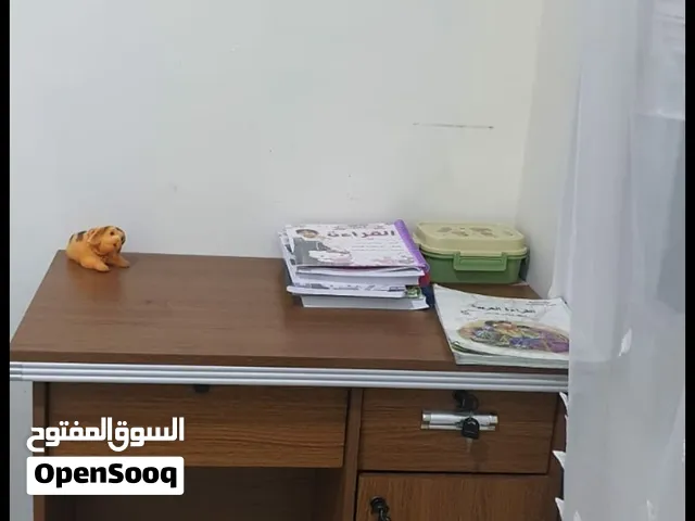 ميز مكتبي جديد