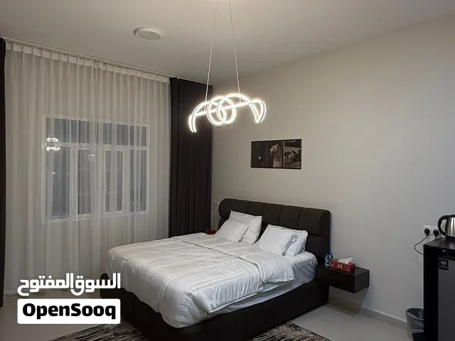 غرف راقية للإيجار اليومي في المعبيلة شارع النور بالقرب من الشارع السريع