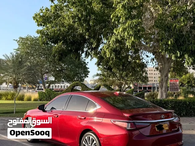 لكزس ES 350 موديل 2019 لون أحمر، صالون سيدان مرخصة، كياس هوائية، نظام أبل كار بلاي
