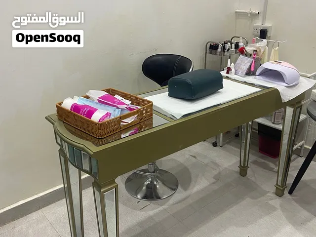 طاولة أظافر مع كرسي أنيقة وعملية مناسبة للصالونات أو لمشروع منزلي او طاولة استقبال